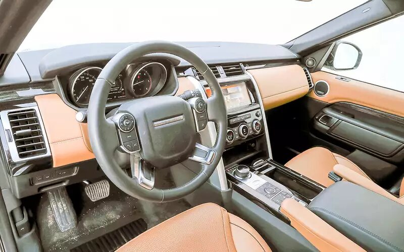 В вину создателям Land Rover Discovery Sport вменяют неоднородность материалов салона. Высококачественные соседствуют с жестким пластиком, который раздражает посторонними звуками.Land Rover Discovery Sport (с 2015 года по н.в.)
📷
