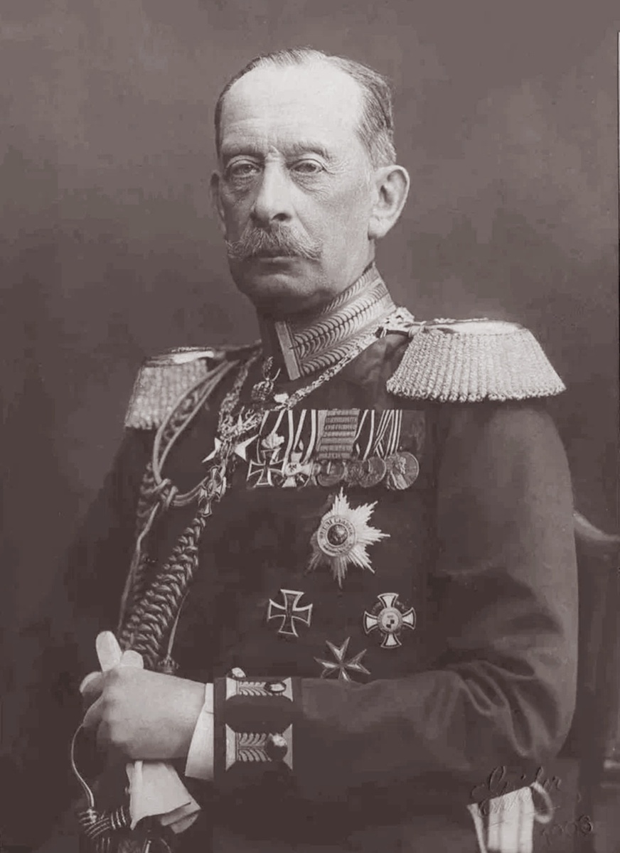 Альфред фон Шлиффен — граф, прусский генерал-фельдмаршал, начальник германского Генерального штаба с 1891 по 1905 год. Получил широкую известность благодаря разработанному им к 1905 году плану Шлиффена по разгрому Третьей французской республики и Российской империи.