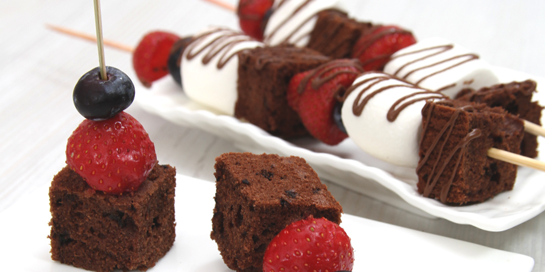 Десерт из шоколадного кекса на шпажках