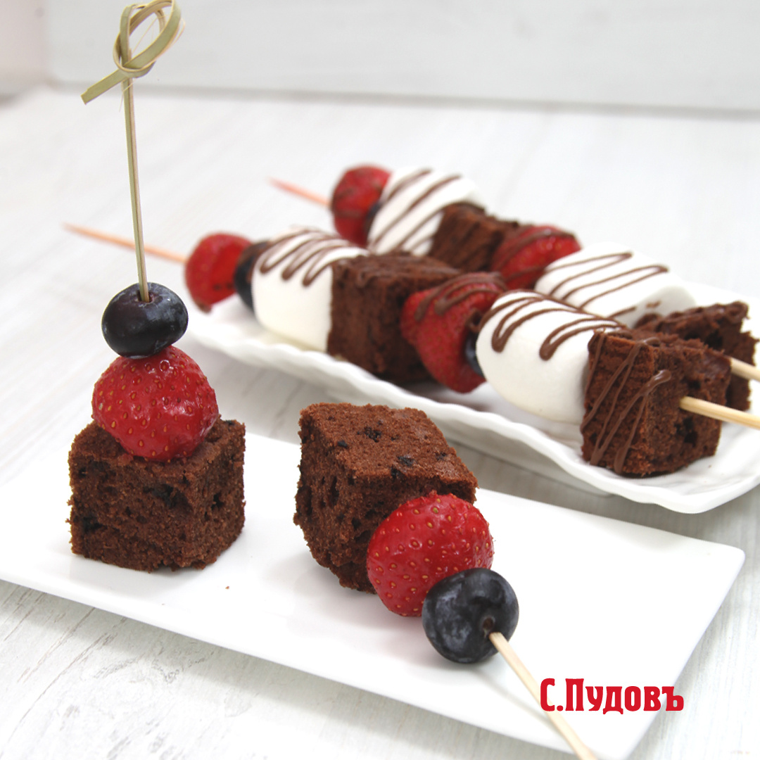 Десерт из шоколадного кекса на шпажках