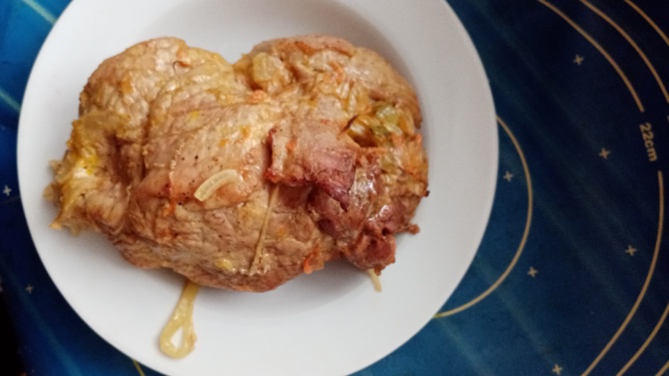 Рулет из свинины с овощной начинкой