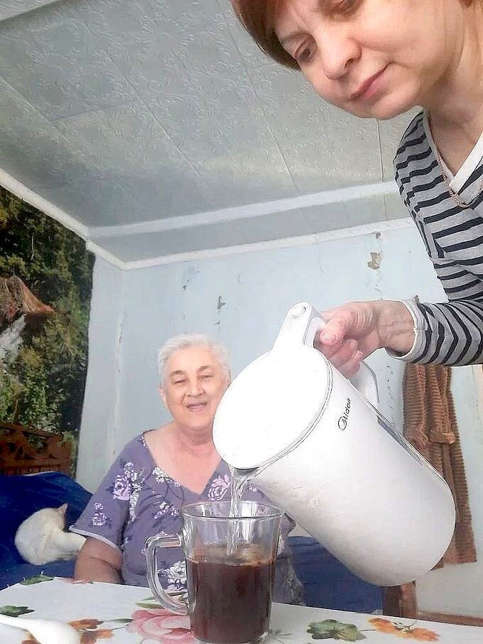 Помощник по уходу помогает приготовить пищу