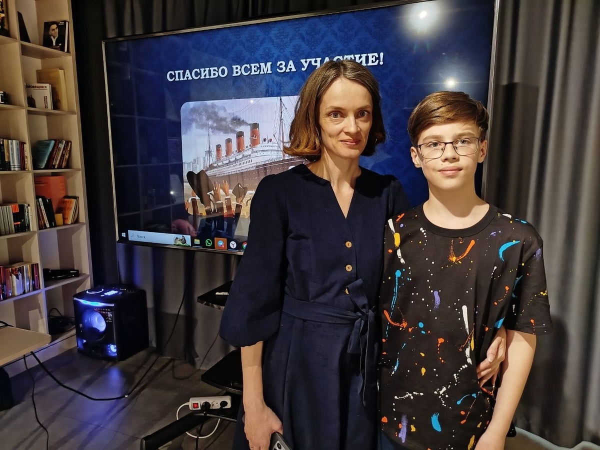 Ведущие вечера-реконструкции, посвящённого «Титанику», 11-летний школьник  Остап Годенчук и его мама Мария Чикунова.