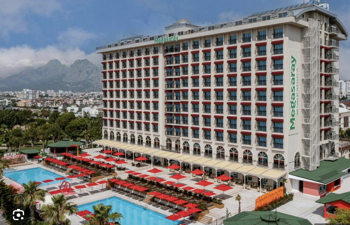 Фото из интернета, отличие от зимнего варианта - нет зонтов и шезлонгов, и бассены без воды.