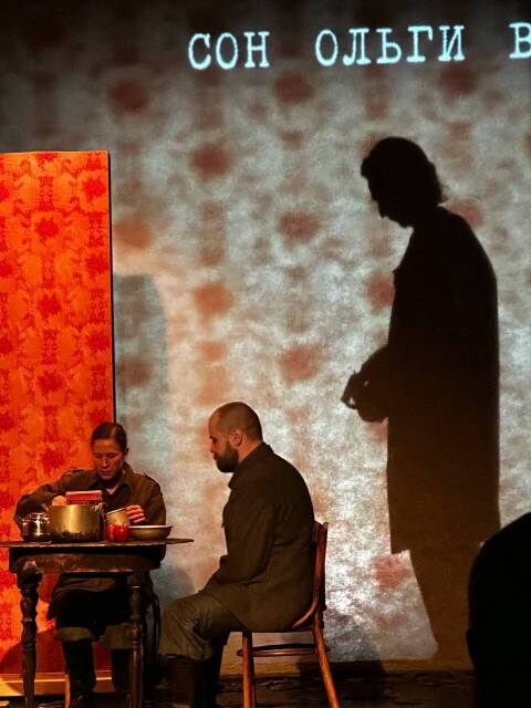 Сцена из спектакля «Гадюка». Один театр, Краснодар. Фото автора.