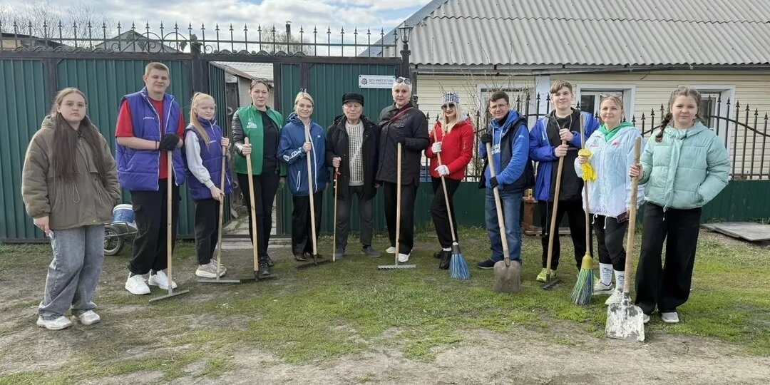 Волонтёры Копейска устроили субботник у ветерана Великой Отечественной войны