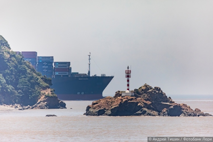 Два контейнеровоза в плену у Ирана, третье судно обстреляно