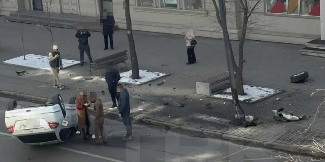 Иномарка перевернулась в центре Красноярска