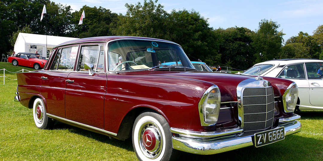 Авто для канцлера и секретаря обкома: чем похожи «Чайка» и Mercedes Heckflosse