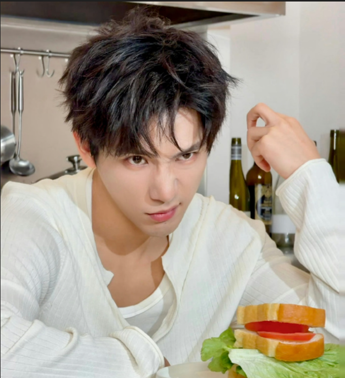 Китайский актер Ван Анью.