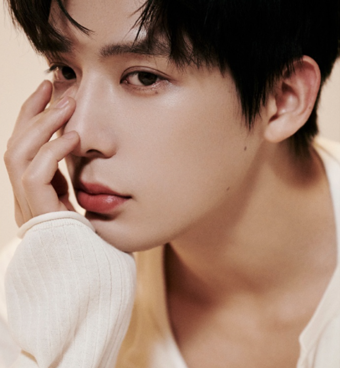 Китайский актер Ван Анью