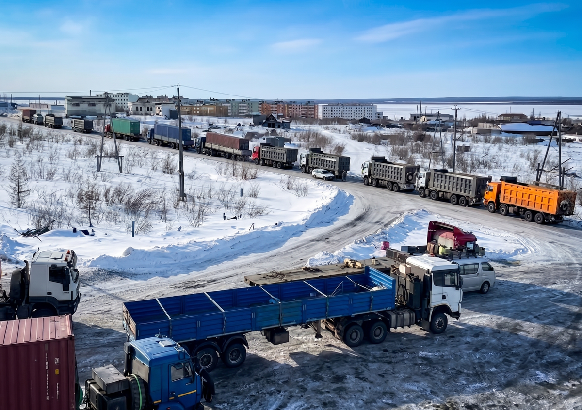 Колонна на выходе. Одиночный рейс в тундру не практикуется: сломался без поддержки - жди следующей машины, а это часы на морозе