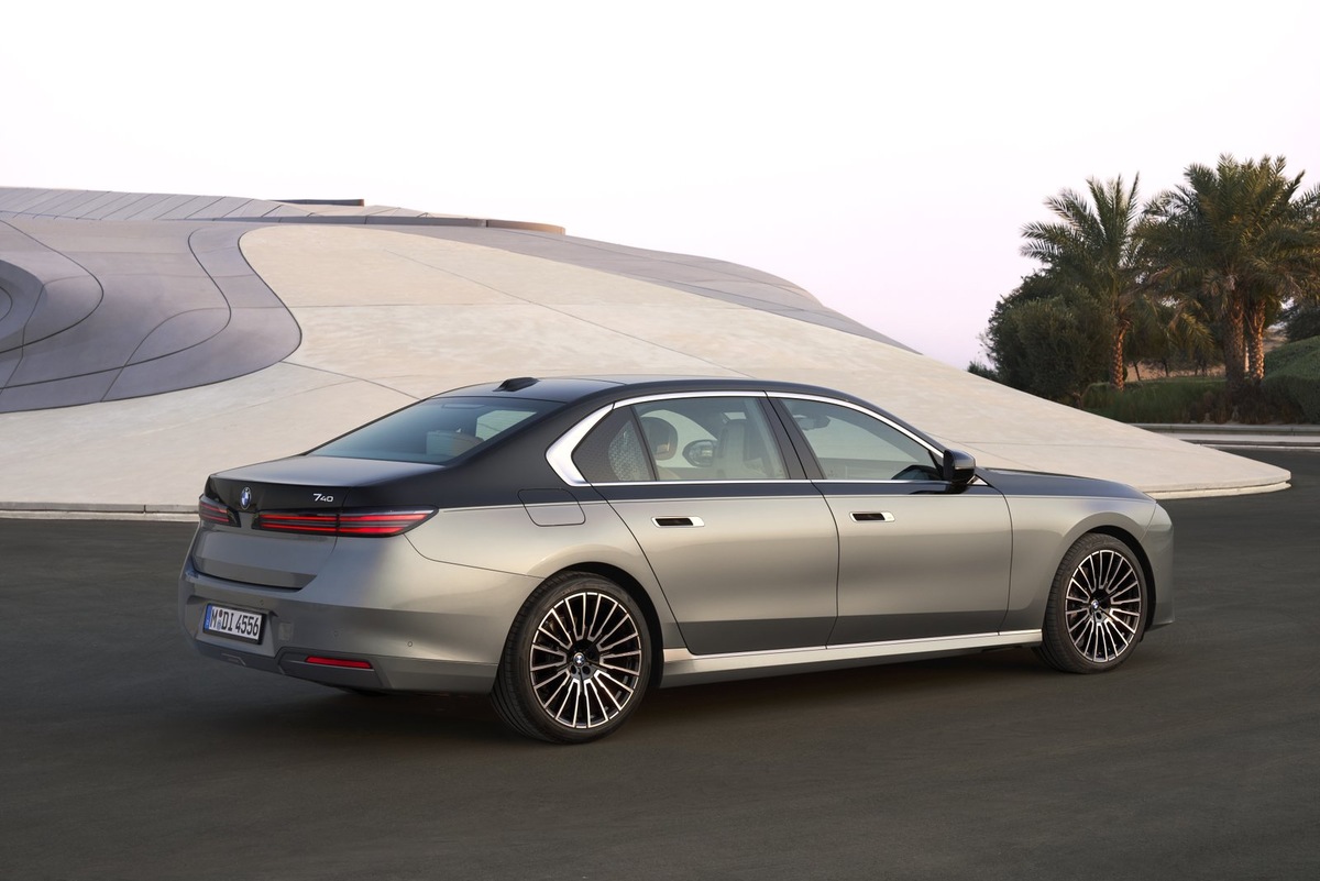    7-Series комплектуется 3-литровым турбированным двигателем