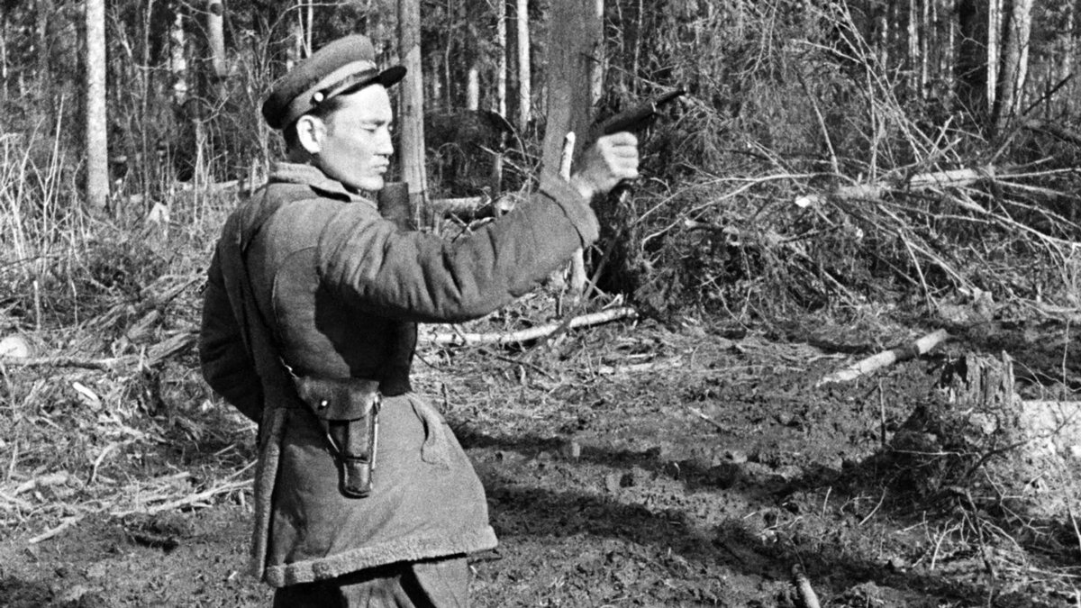 Командир 19-го гвардейского стрелкового полка Бауыржан Момышулы/© Sputnik / Виктор Кинеловский /