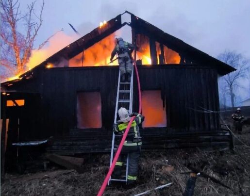   Рукавный автомобиль и три автоцистерны выезжали на пожар в нежилом доме в Соломенном© Госкомитет Карелии по безопасности