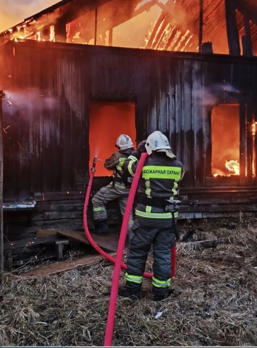    Рукавный автомобиль и три автоцистерны выезжали на пожар в нежилом доме в Соломенном© Госкомитет Карелии по безопасности