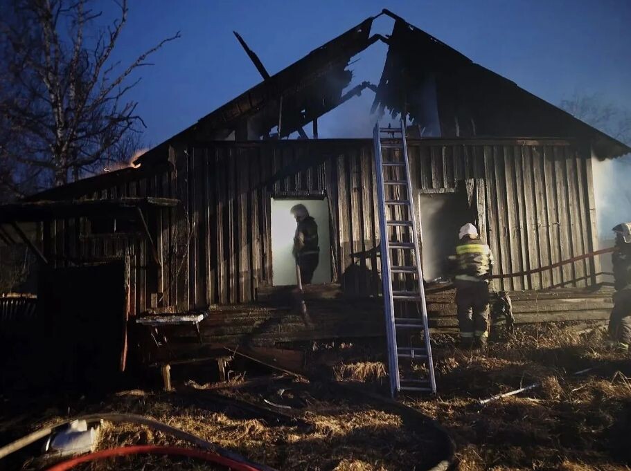    Рукавный автомобиль и три автоцистерны выезжали на пожар в нежилом доме в Соломенном© Госкомитет Карелии по безопасности