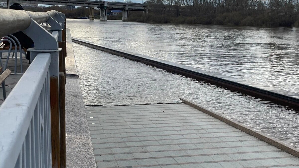    Вода в Туре превысила 6 метров — первый ярус набережной уже ушёл под воду   nashgorod.ru