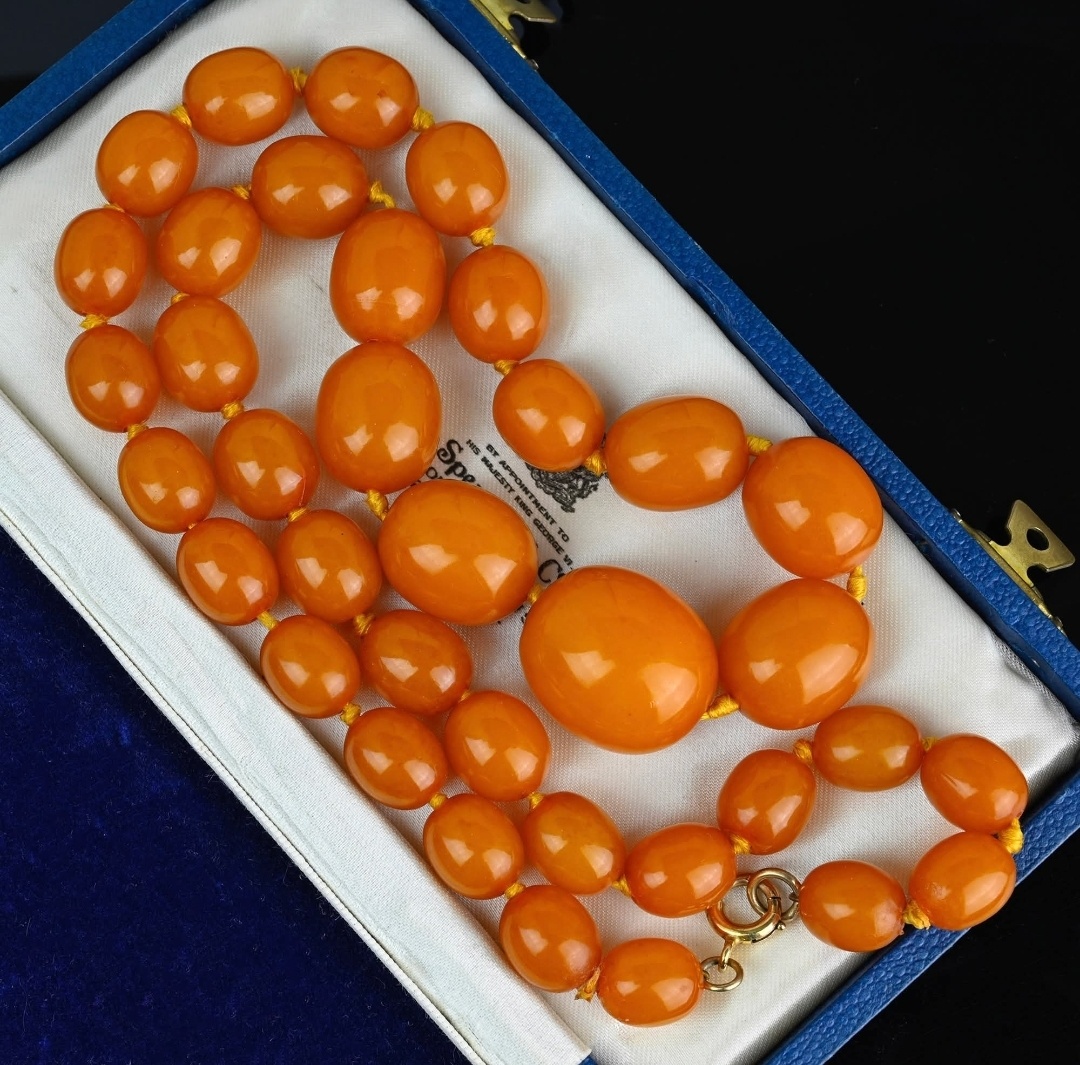 Антикварные бусы из янтаря.