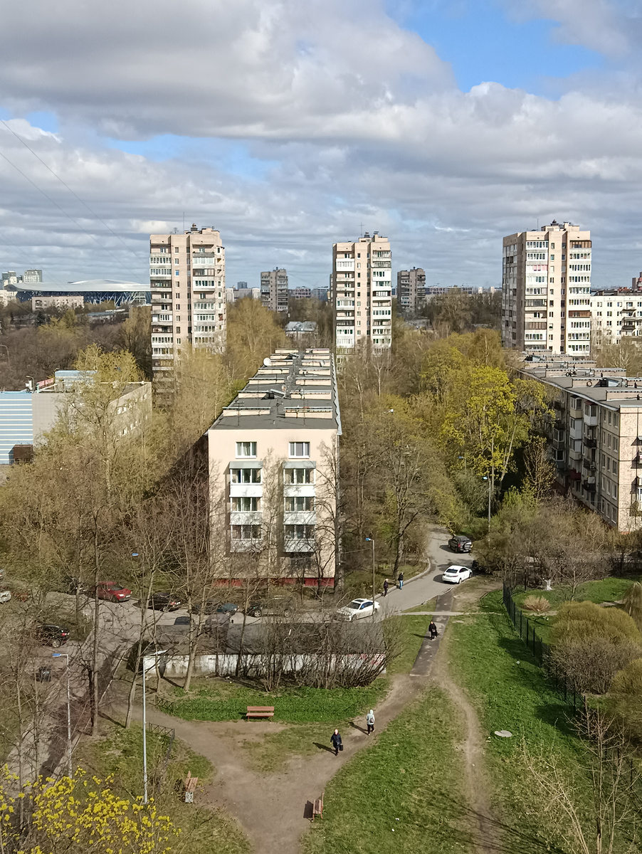 Слева на горизонте - крыша СКК,правее за точечным домом - купол Исаакия!