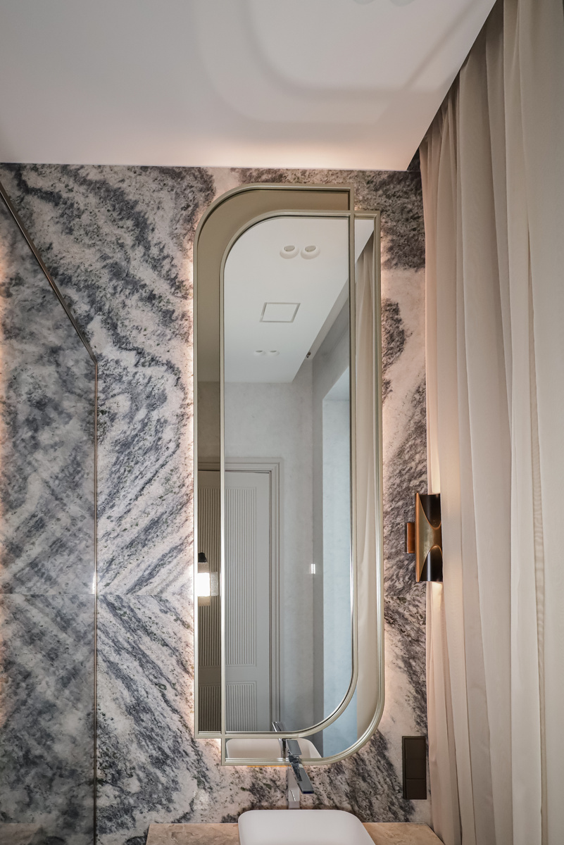 Зеркало сложной формы (795х2095мм), осветленное + тонированное стекло, профиль брашированное золото, контурная подсветка.