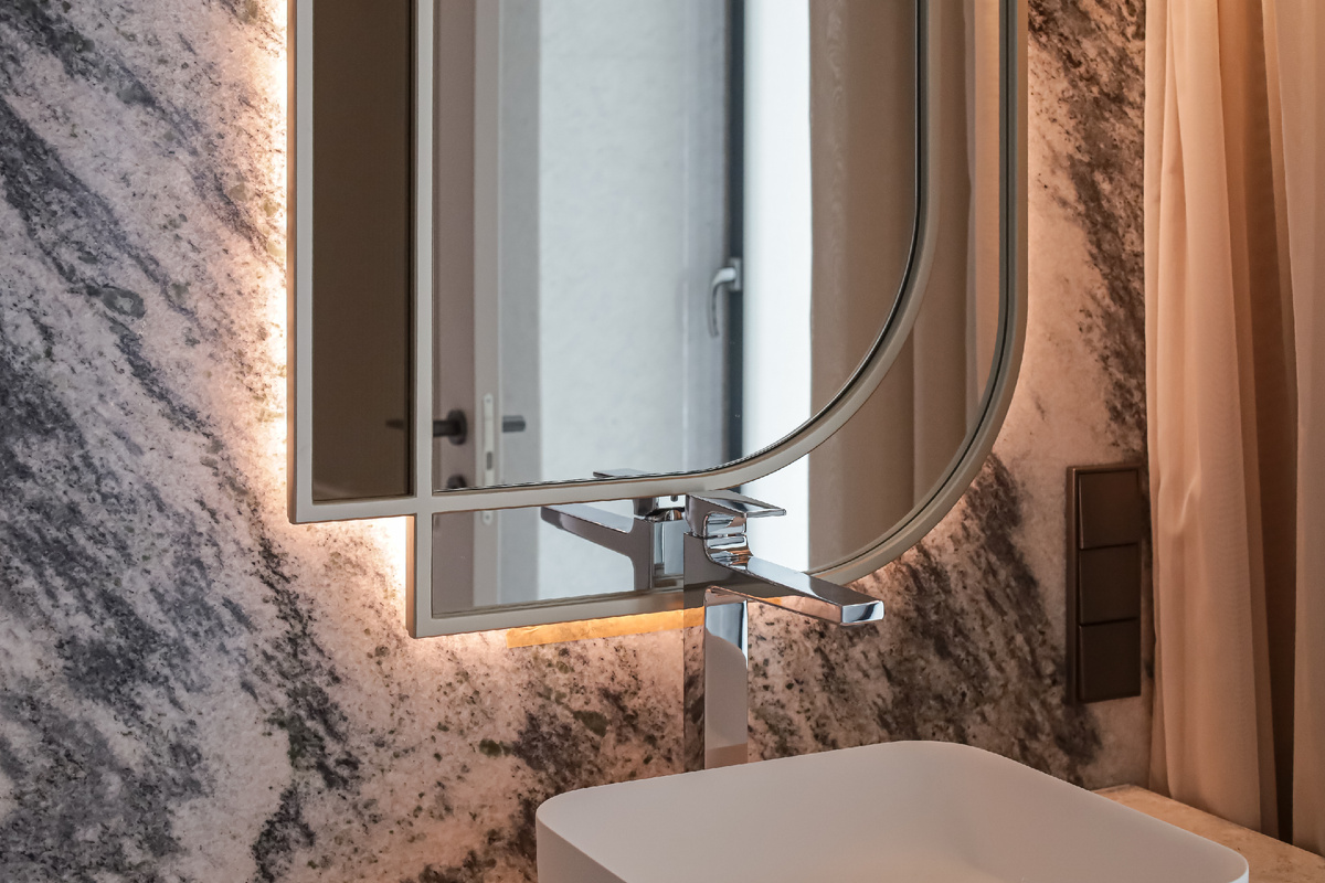 Зеркало сложной формы (795х2095мм), осветленное + тонированное стекло, профиль брашированное золото, контурная подсветка