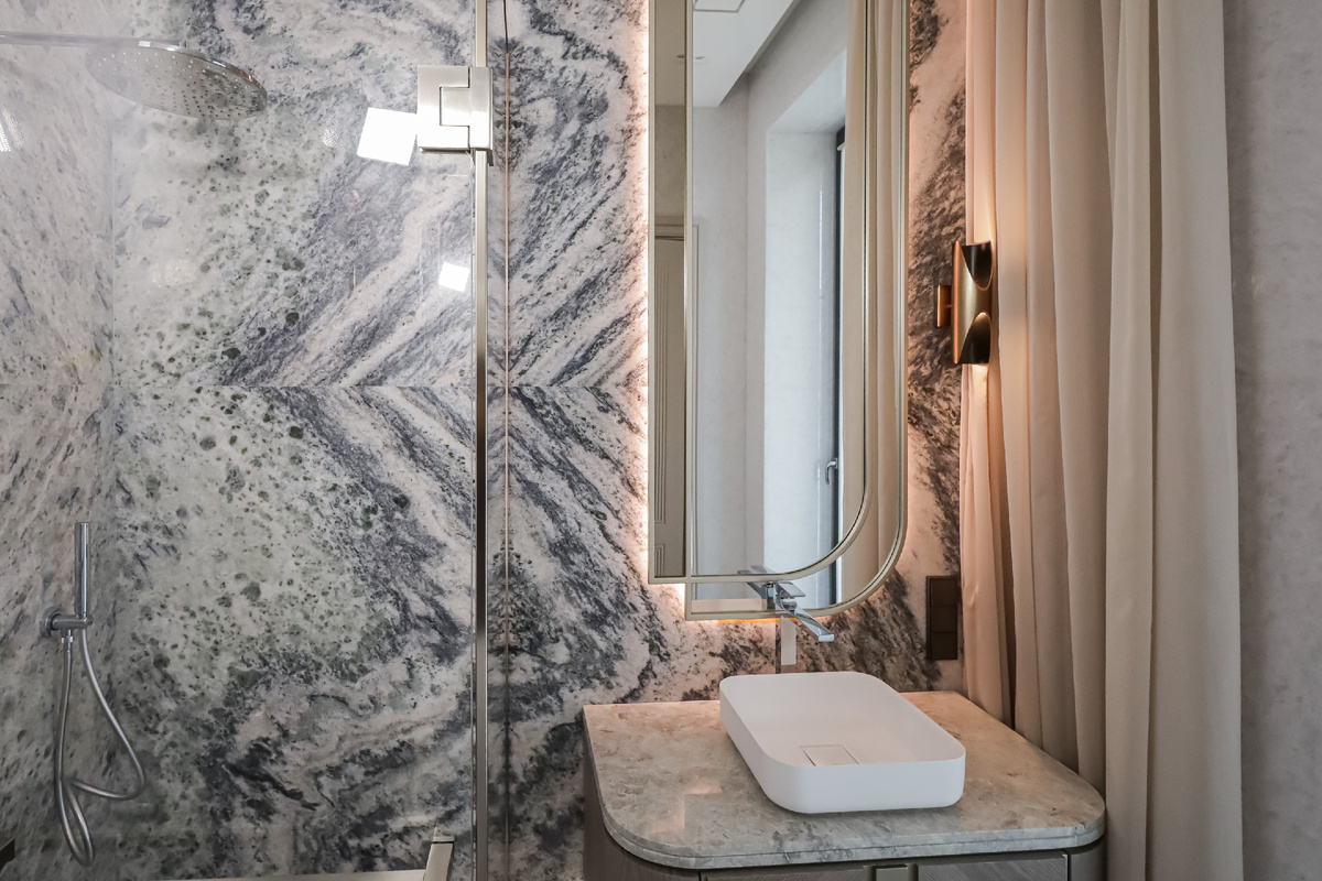 Зеркало сложной формы (795х2095мм), осветленное + тонированное стекло, профиль брашированное золото, контурная подсветка