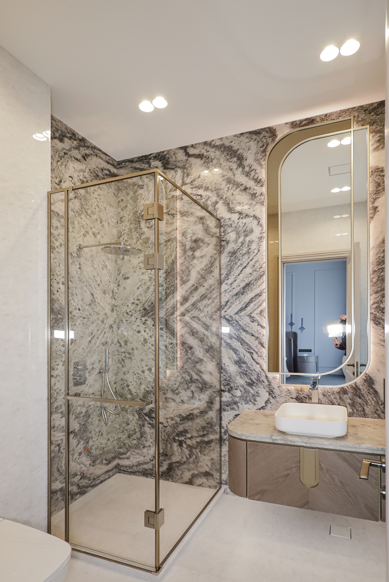 Стеклянная душевая перегородка (900х920х2400мм), осветленное стекло, распашная система открывания двери, фурнитура сатин. Зеркало сложной формы (795х2095мм), осветленное + тонированное стекло, профиль брашированное золото, контурная подсветка