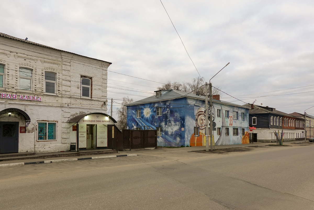 Жаль только, что неряшливые гроздья проводов портят всю картину.