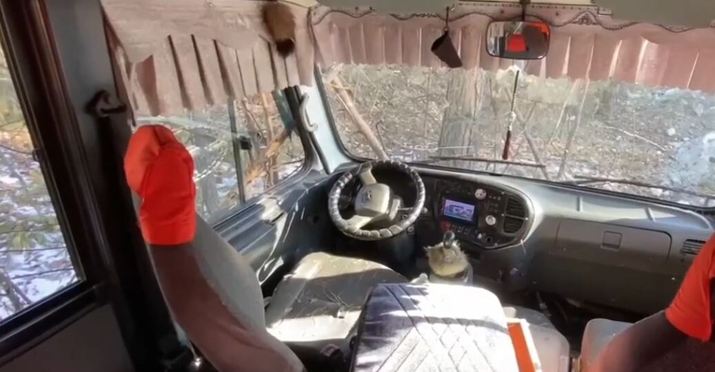 Автобус врезался в дерево в Железногорске: пострадали 9 человек