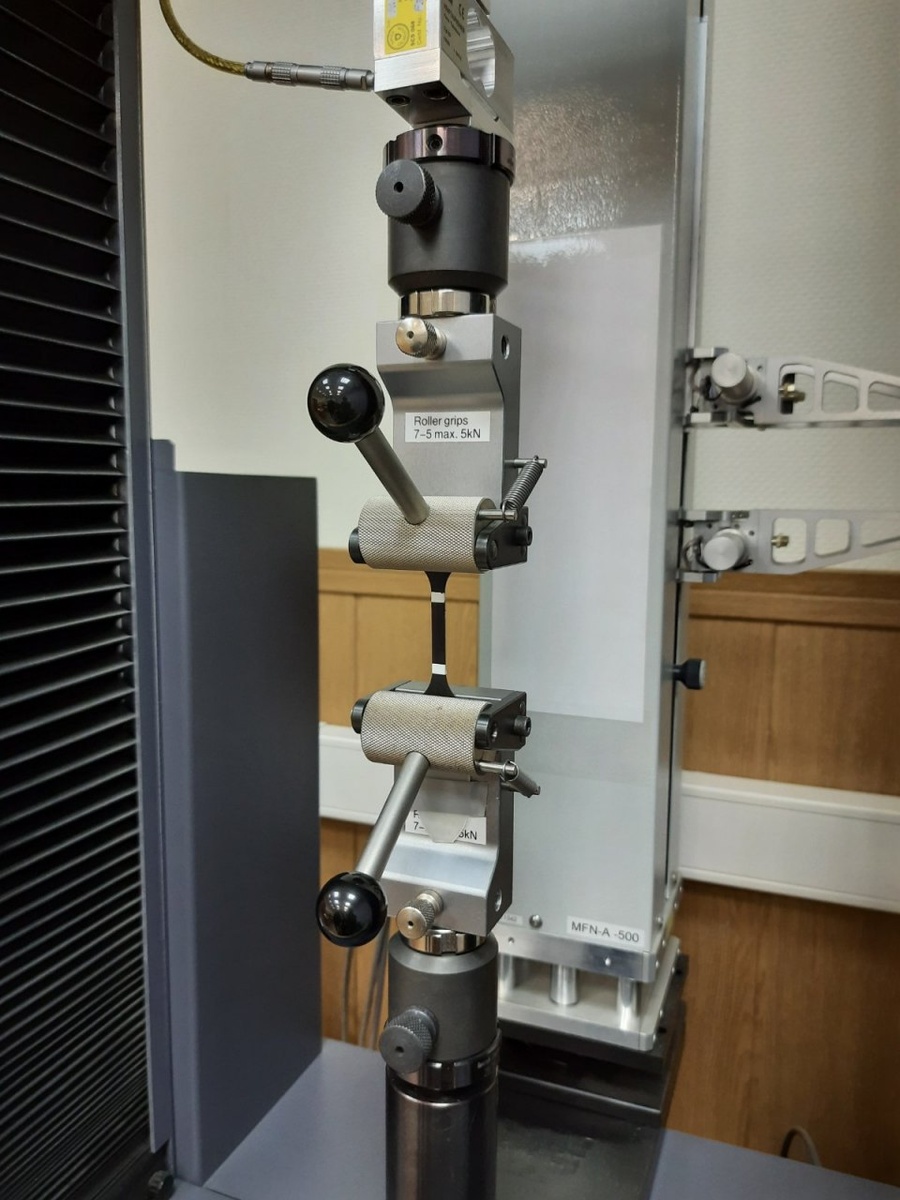 Образец для определения соотношения продольной и поперечной деформации в захватах