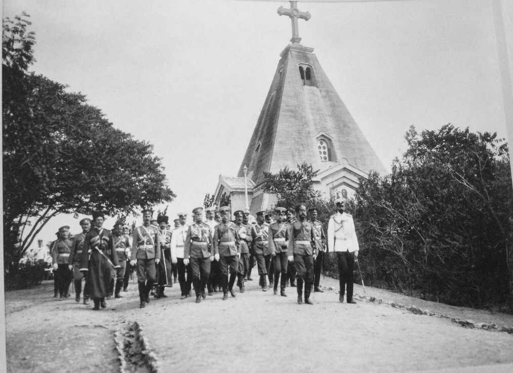 Император Николай Второй и Великий князь Александр Михайлович вместе с высшими офицерами спускаются по главной аллее Братского кладбища. 29 августа (по ст.ст.) 1909 г.