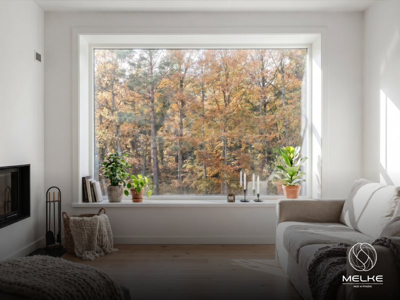 Окно либо поддерживает интерьер, либо становится стильным акцентом.