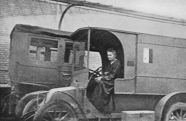 Мария Склодовская-Кюри за рулём мобильной рентгеновской установки. Источник: ru.ruwiki.ru