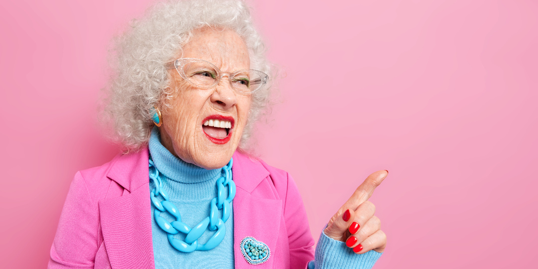 — Досмотри только меня, — елейным голосом пела бабушка