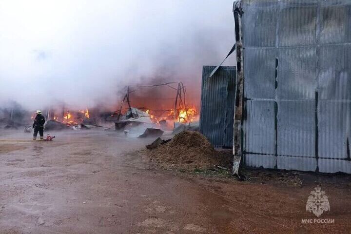 В Уфе потушили крупный пожар площадью 800 «квадратов»