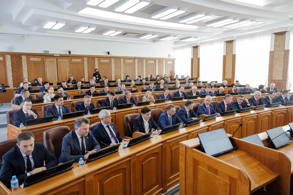    Законопроект принят сразу в трех чтениях. Валерий ЗВОНАРЕВ