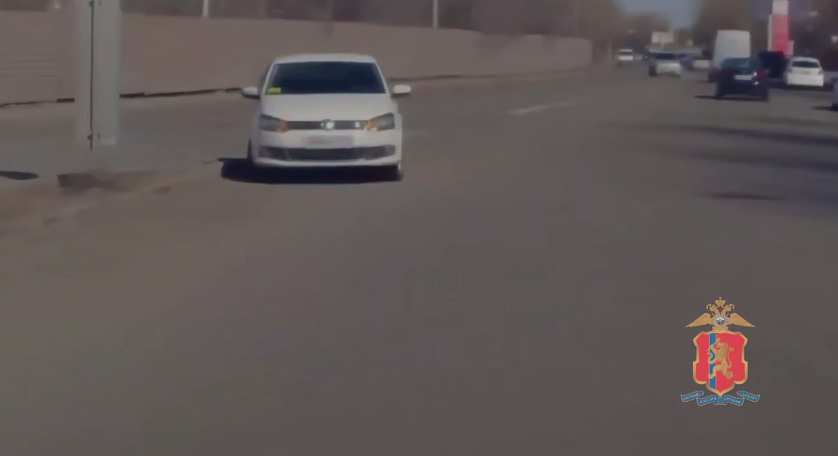     Красноярские инспекторы доставили в больницу потерявшую сознание женщину