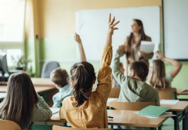 Учителя взбунтовались: Каталония платит, но школы грозят срывом