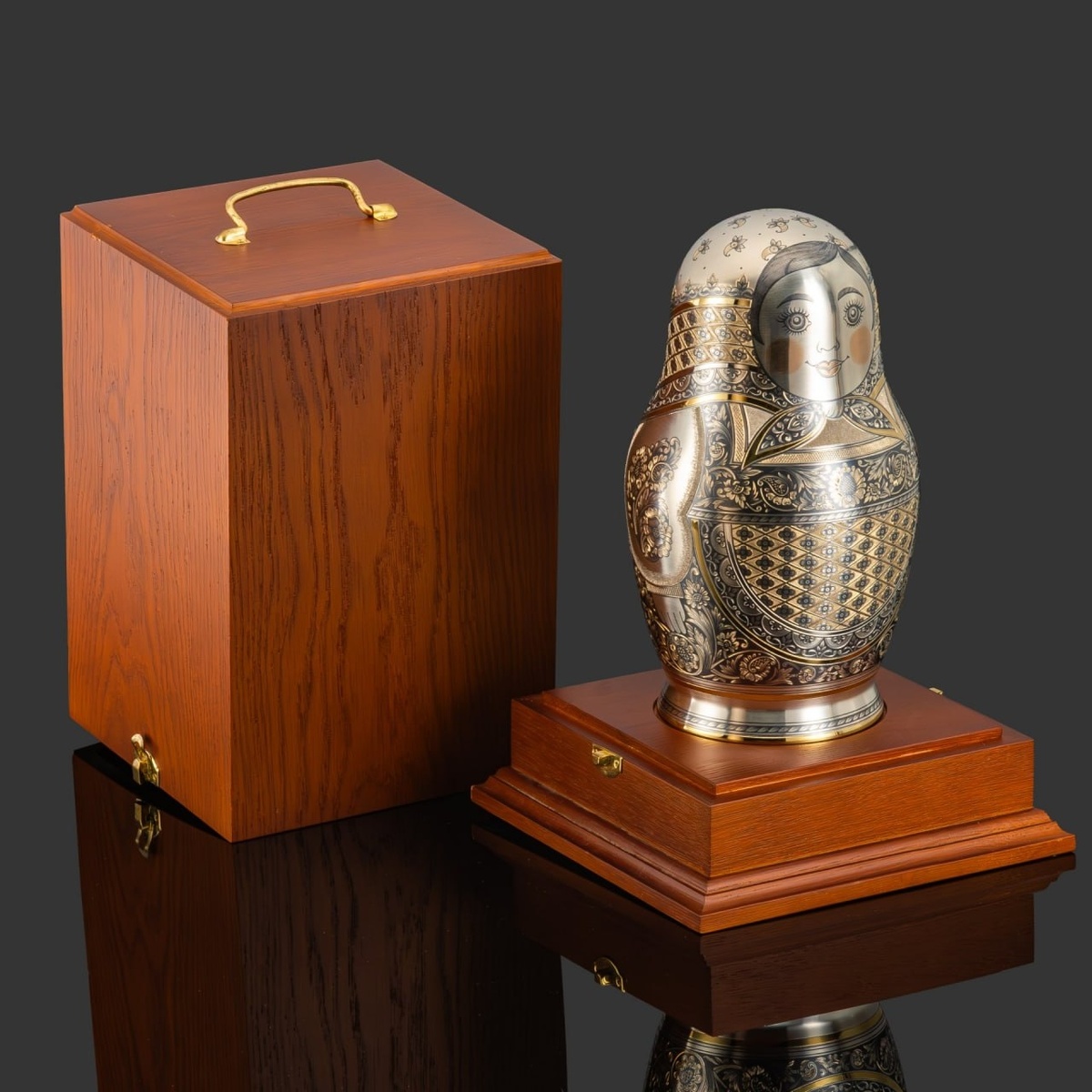 Матрешка № 2, серебро 925 пробы, чернение, золочение; в подарочном коробе из дуба, Российская Федерация, 2025 г.