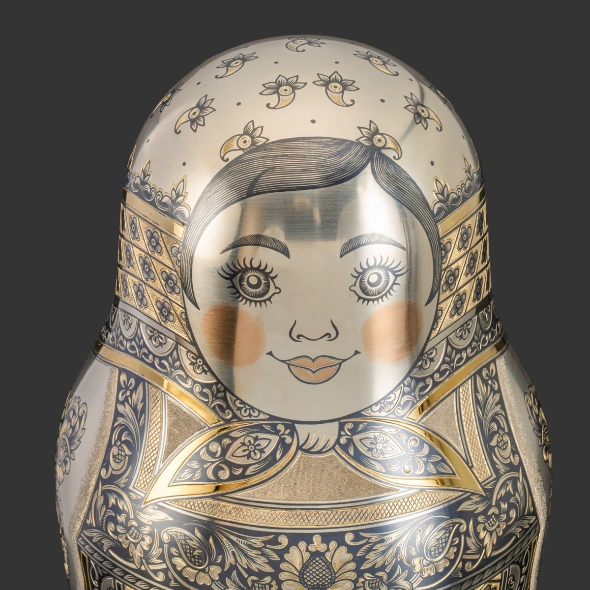 Матрешка № 2, серебро 925 пробы, чернение, золочение; в подарочном коробе из дуба, Российская Федерация, 2025 г.