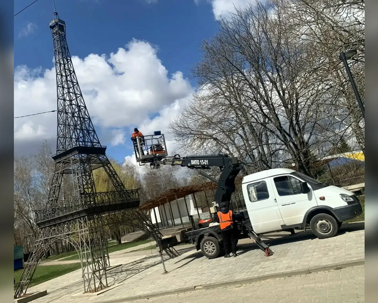     В Железногорске обновили копию Эйфелевой башни в городском парке Никитина