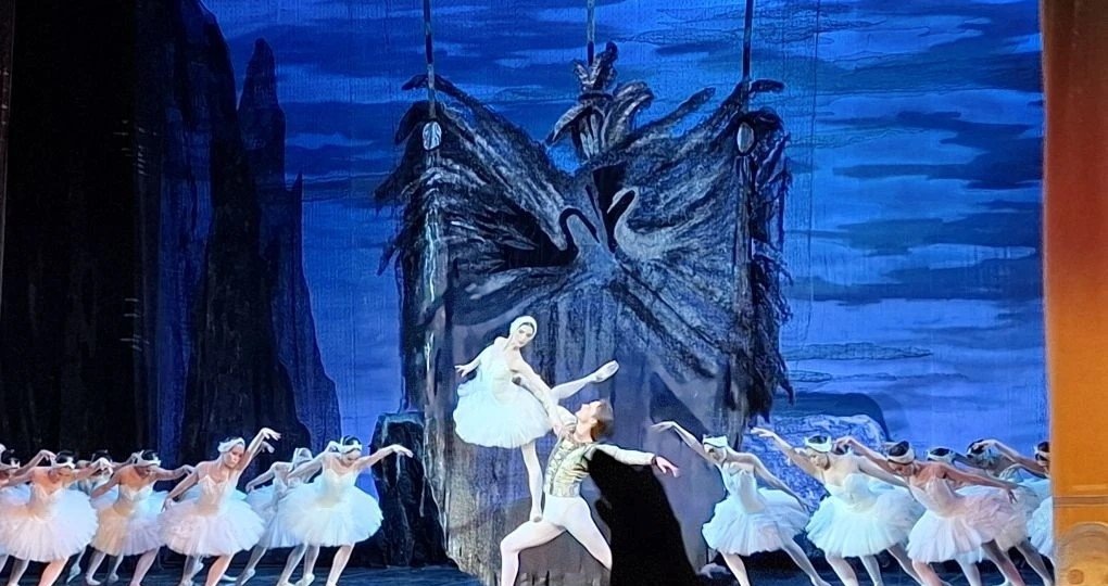 "Стерх" покоряет Якутск: "Лебединое озеро" в исполнении звезд