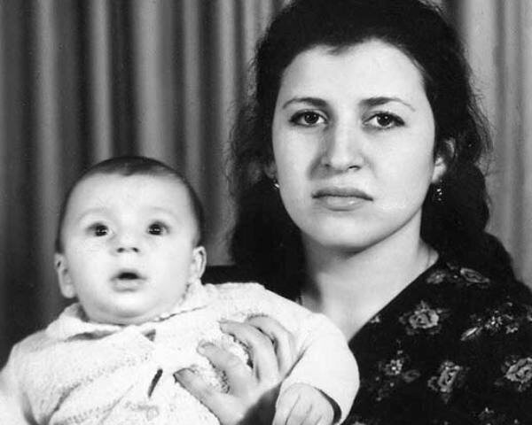 Сара Манахимова (Жасмин) с мамой. Фото из личного архива певицы