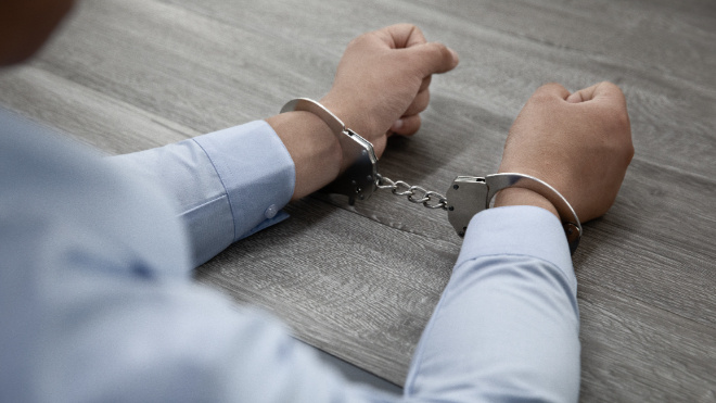 Фото: https://ru.freepik.com/free-photo/selective-focus-shot-male-hands-handcuffs-wooden-table_27573013.htm#fromView=search&page=1&position=3&uuid=374225cd-78e2-4e72-82fd-c7a8d24848d8&query=%D0%BD%D0%B0%D1%80%D1%83%D1%87%D0%BD%D0%B8%D0%BA%D0%B8