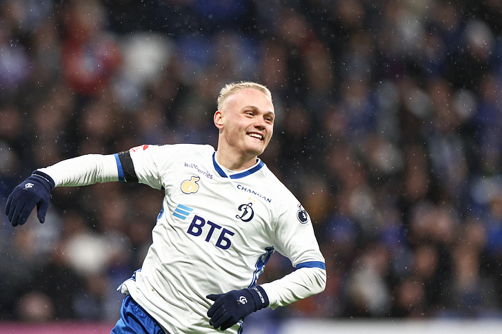    Константин Тюкавин празднует забитый гол в ворота махачкалинского "Динамо", 2025 год   
Софья Сандурская/ТАСС