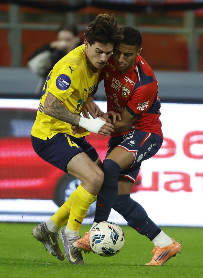 Борьба за мяч между защитником «Ростова» Ильей Ваханией (слева) и армейцем Энрике Кармо. Фото: Александр Сафронов («Чемпионат»)
