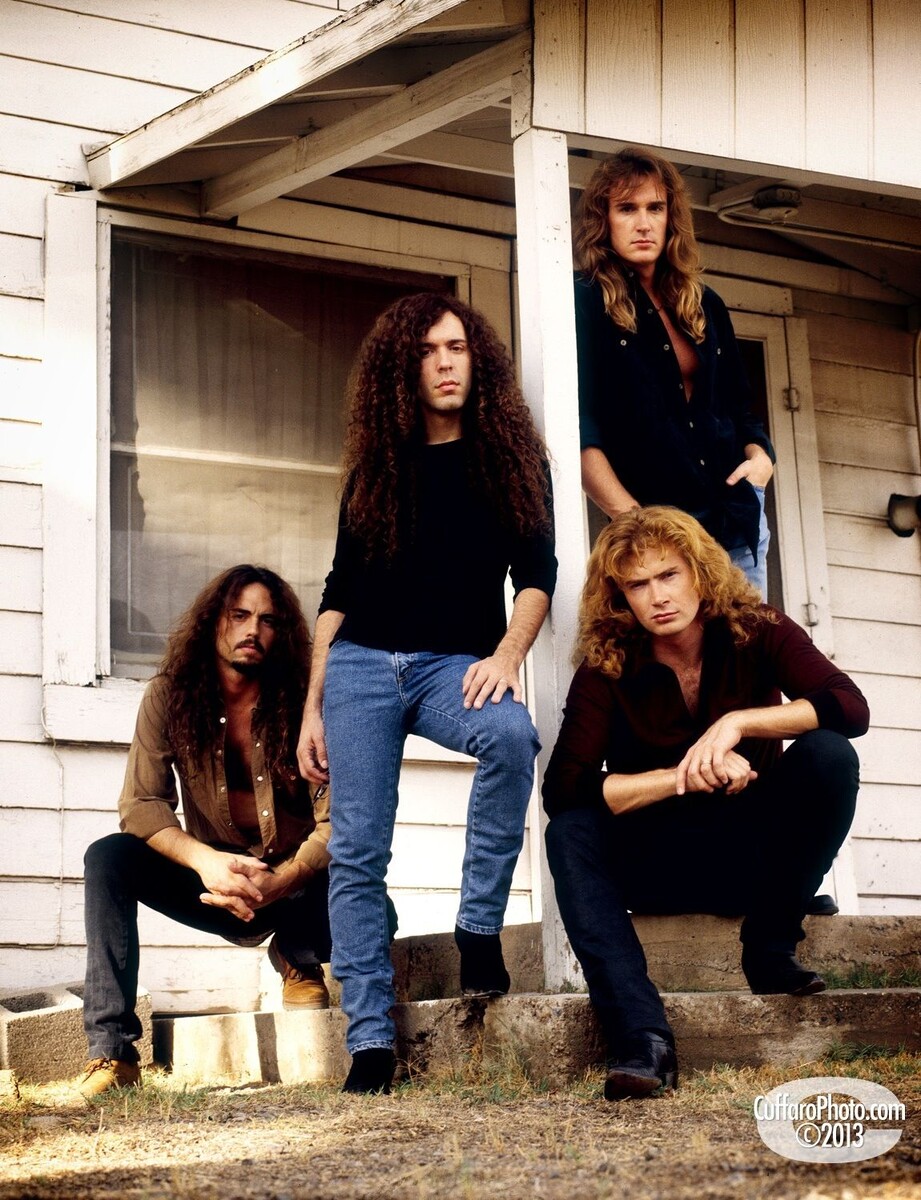 Megadeth, начало 90х гг. Слева направо: Ник Менца (ударные), Марти Фридман (гитара), Дэвид Элеффсон (бас), сидит Дэйв Мастейн (вокал, гитара). Фото из открытых источников.