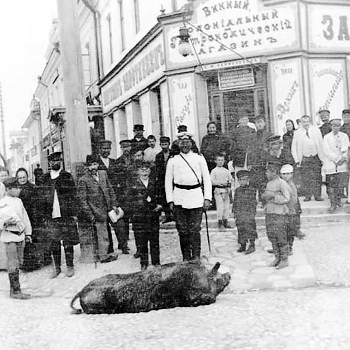 Тула, пр. Ленина, 12. В народе это место называется «пьяный угол». До революции здесь располагался Винный колониальный гастрономический магазин. Однажды у «пьяного угла» - оказалась огромная свинья, сбежавшая с колбасной фабрики купца Артура Лехельта.
