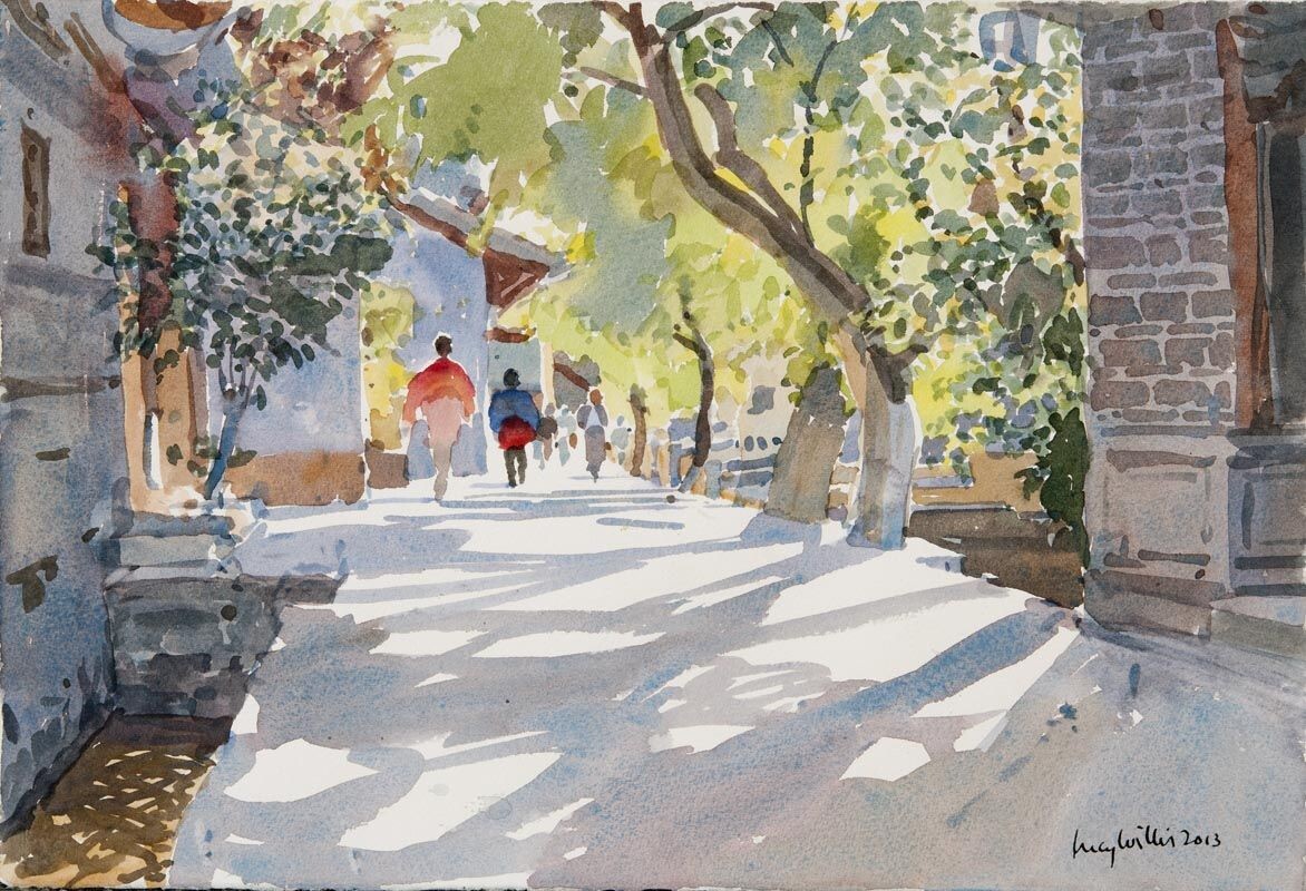 В этой работе тень не только про объекты. Она про пространство. Освещенный дальний план уходит, воздух становится осязаемее, появляется расстояние. И именно это даёт зрителю ощущение «внутри» пространства. Автор: Люси Уиллис. Источник изображения - сайт художницы